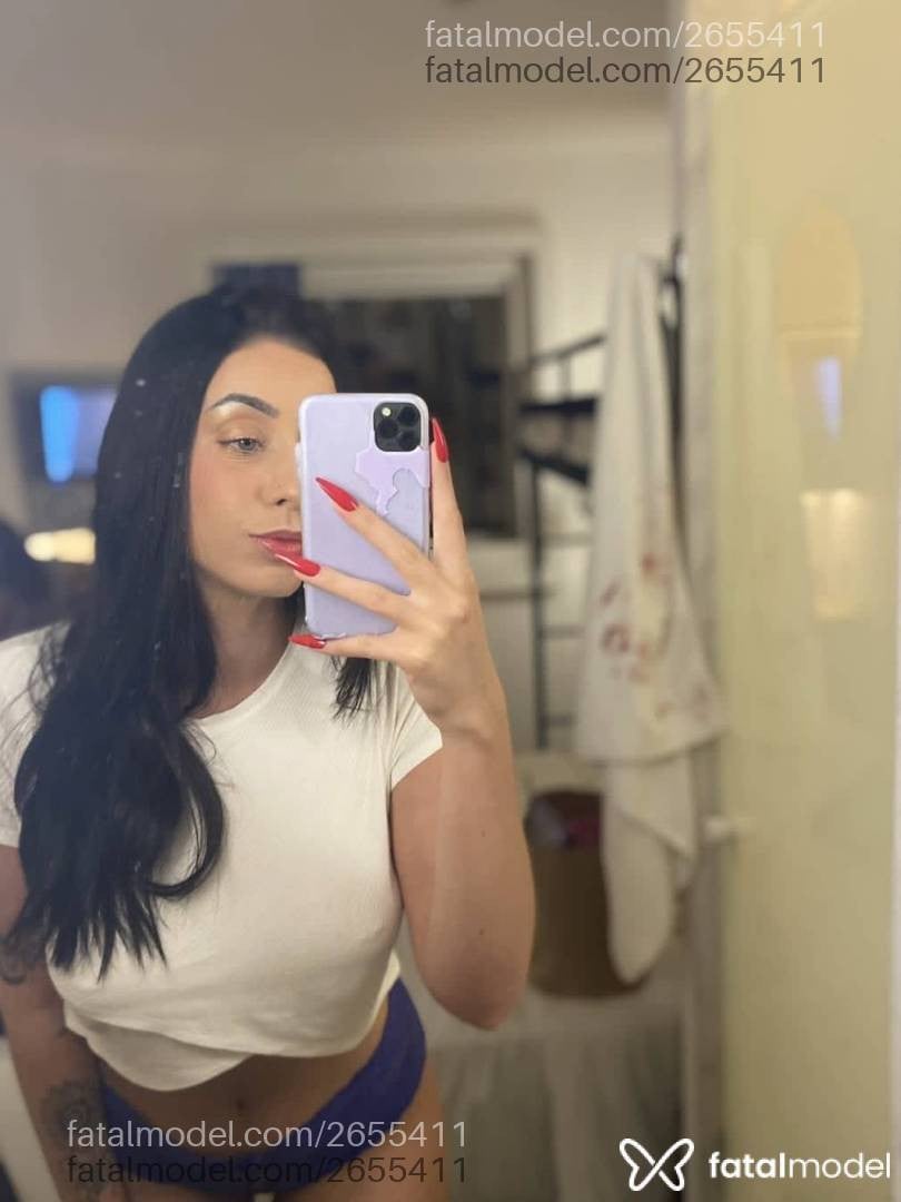 Acompanhante mulher com cabelo castanho de olhos verdes - Viivi