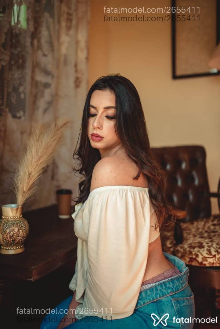 Acompanhante mulher com cabelo castanho de olhos verdes - Viivi