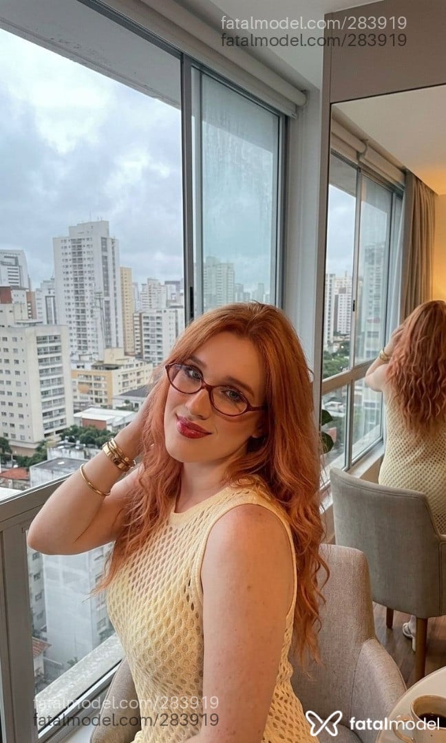 Acompanhante mulher trans ruiva (o) de olhos castanhos - Íris Castro
