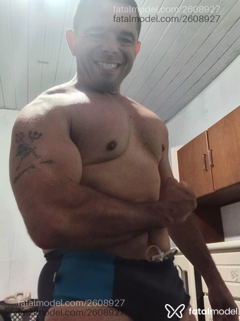 Acompanhante homem morena (o) de olhos castanhos em Balneário Camboriú - Sandro