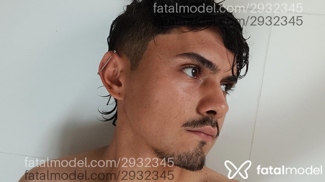 Acompanhante homem com cabelo castanho de olhos castanhos - Ravizinho