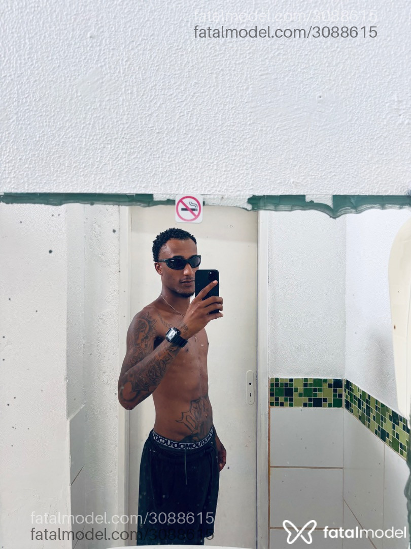 Acompanhante homem com cabelo colorido de olhos mel - Baianinho