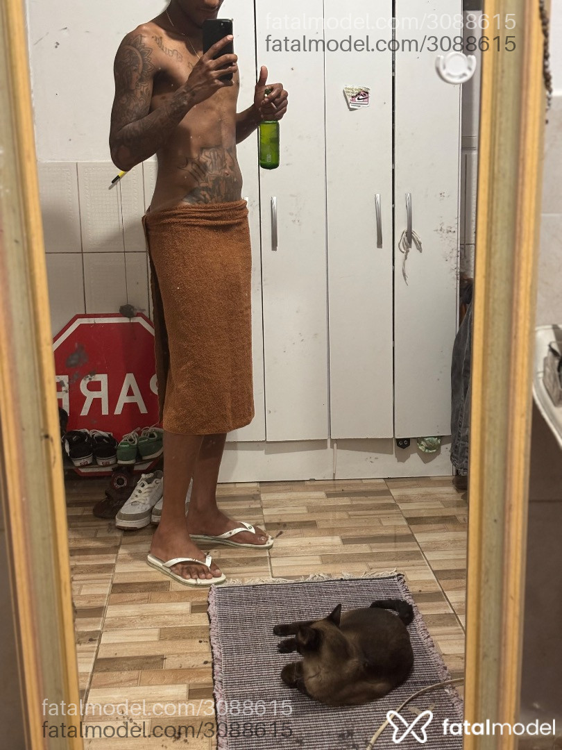 Acompanhante homem com cabelo colorido de olhos mel - Baianinho