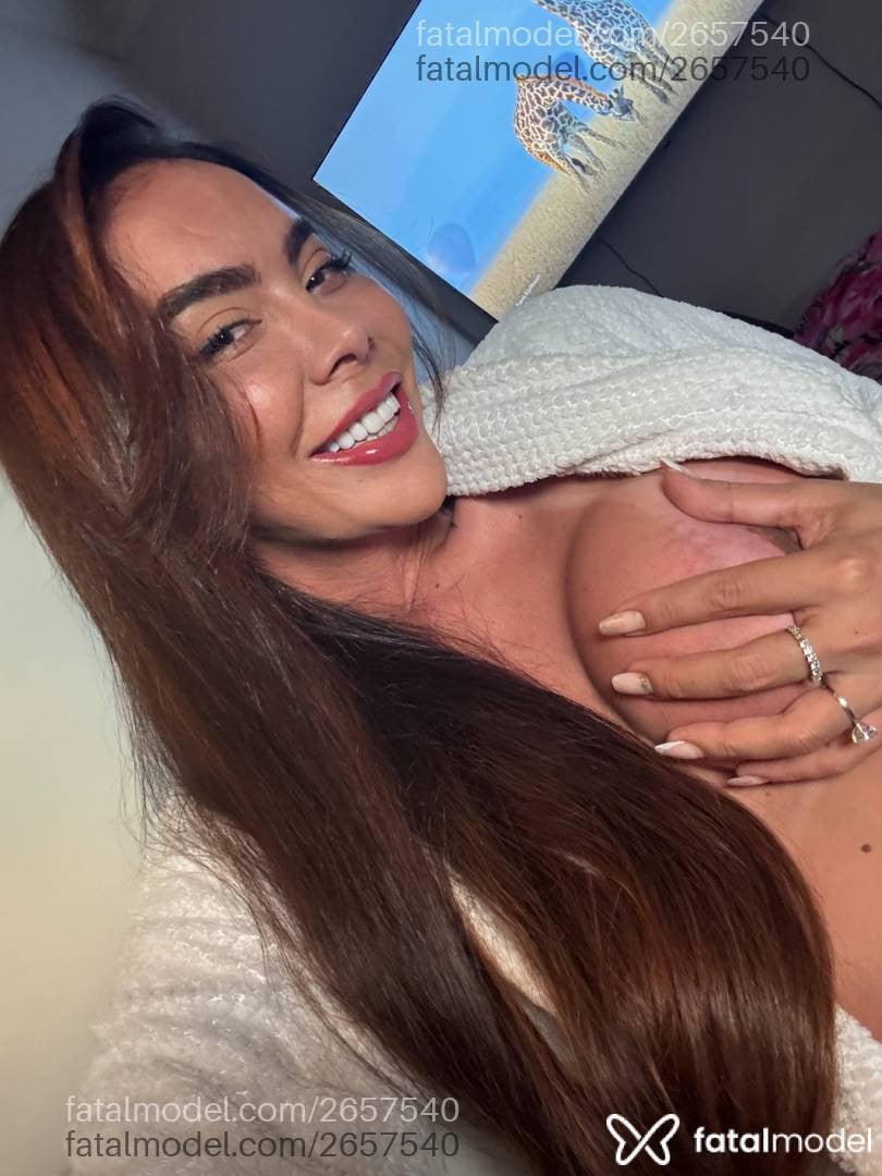 Acompanhante mulher trans com cabelo colorido de olhos castanhos em Cascavel - Dianna Mattarazzo