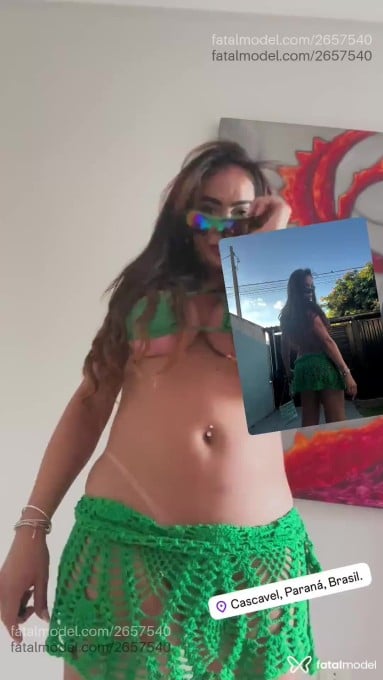 Acompanhante mulher trans com cabelo colorido de olhos castanhos em Cascavel - Dianna Mattarazzo