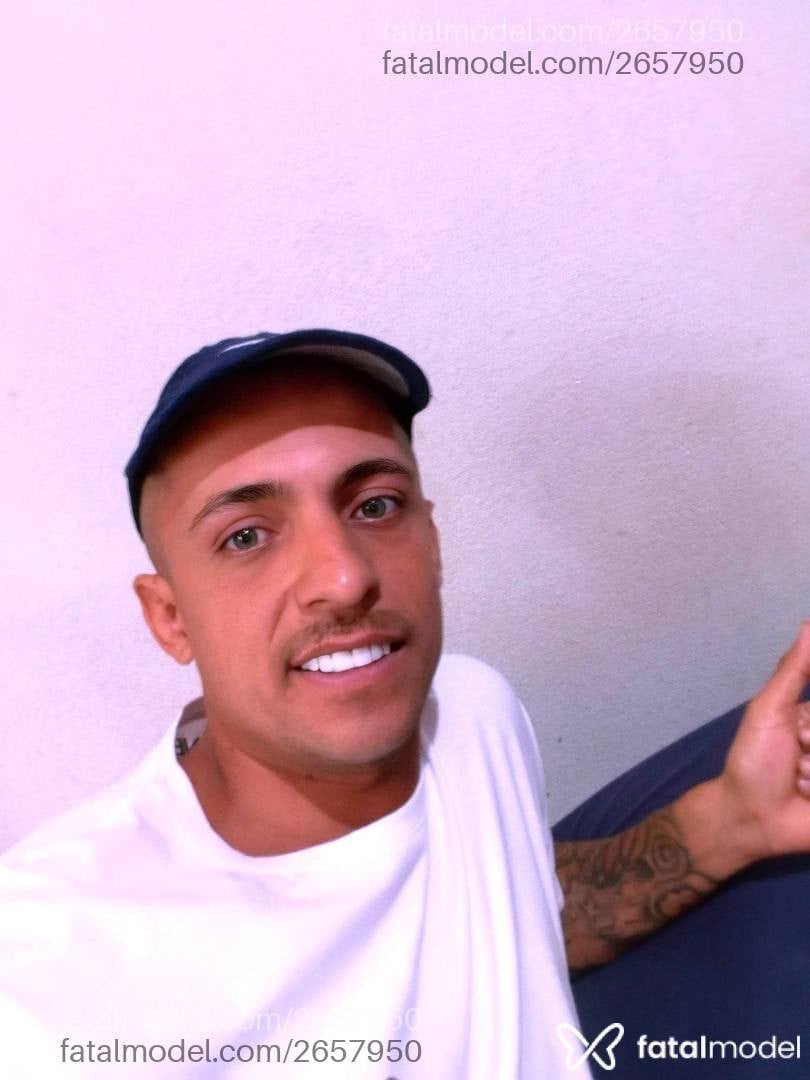 Acompanhante homem com cabelo castanho de olhos verdes - Guilherme Santos