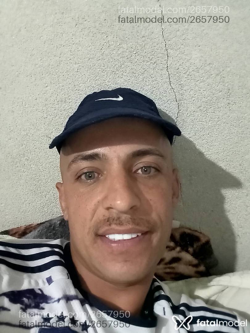 Acompanhante homem com cabelo castanho de olhos verdes - Guilherme Santos