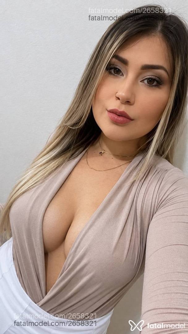 Acompanhante mulher loira (o) de olhos mel - Virginia