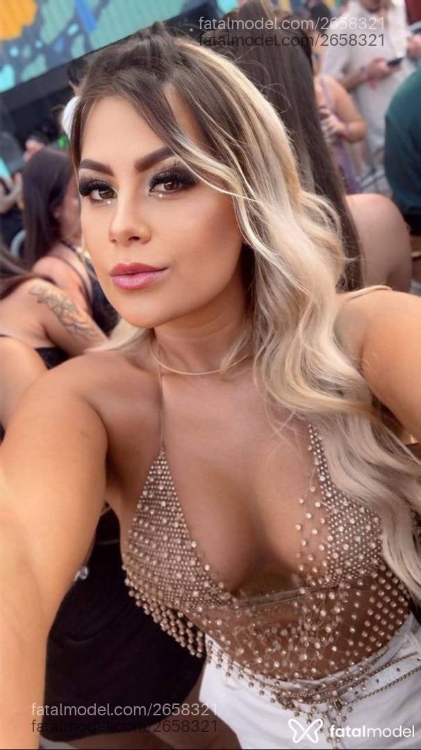 Acompanhante mulher loira (o) de olhos mel - Virginia