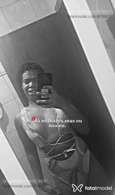Acompanhante mulher trans com cabelo colorido de olhos pretos em Monte Santo de Minas - Pretaahgulosa