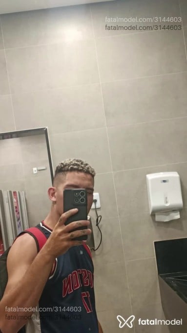 Acompanhante homem com cabelo castanho de olhos castanhos em Fortaleza Acompanhante homem com cabelo castanho de olhos castanhos em Fortaleza - Alessandro