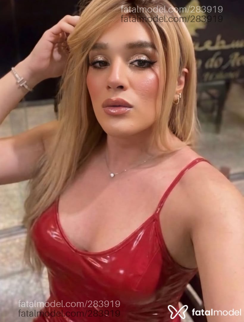 Acompanhante mulher trans ruiva (o) de olhos castanhos - Íris Castro