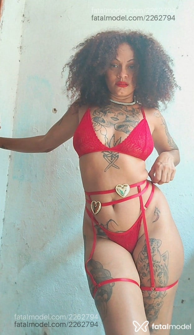 Acompanhante mulher com cabelo castanho de olhos mel em Maceió - Tatuadaoficil