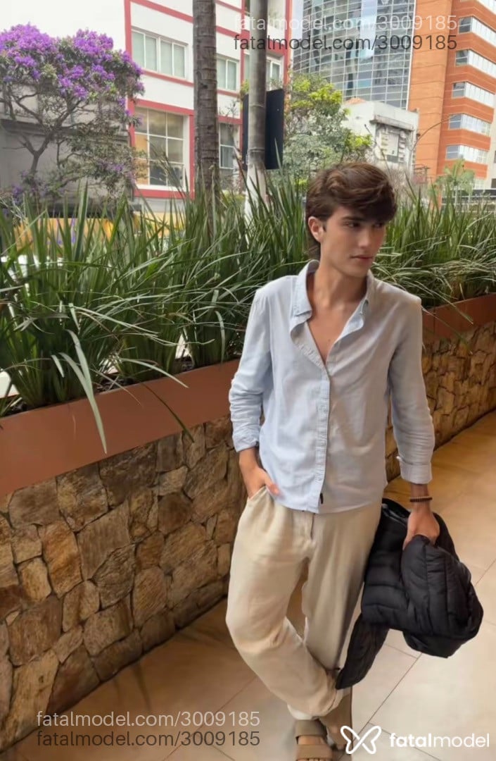 Acompanhante homem com cabelo castanho de olhos mel em São Paulo Acompanhante homem com cabelo castanho de olhos mel em São Paulo - Henrique Valentim