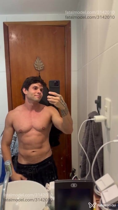 Acompanhante homem com cabelo castanho de olhos castanhos - Lipe Acompanhante homem com cabelo castanho de olhos castanhos - Lipe