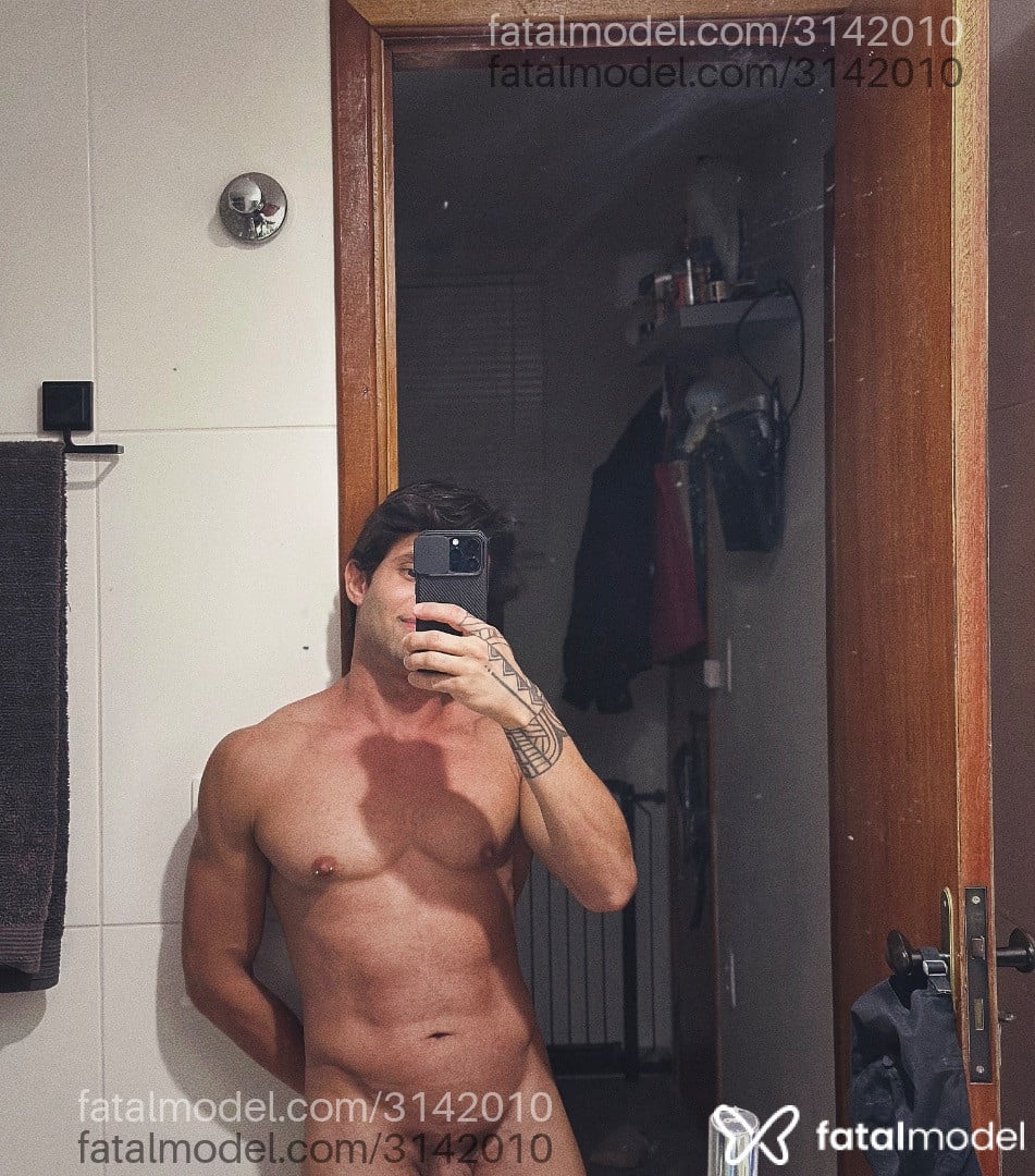 Acompanhante homem com cabelo castanho de olhos castanhos - Lipe Acompanhante homem com cabelo castanho de olhos castanhos - Lipe