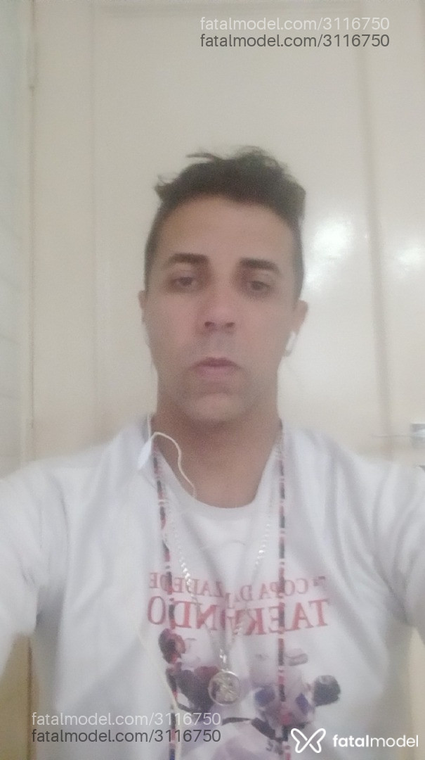 Acompanhante homem com cabelo castanho de olhos castanhos - Salomão
