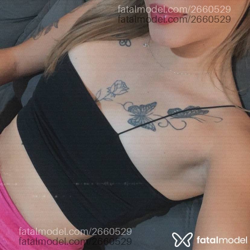 Acompanhante mulher loira (o) de olhos pretos - Milena