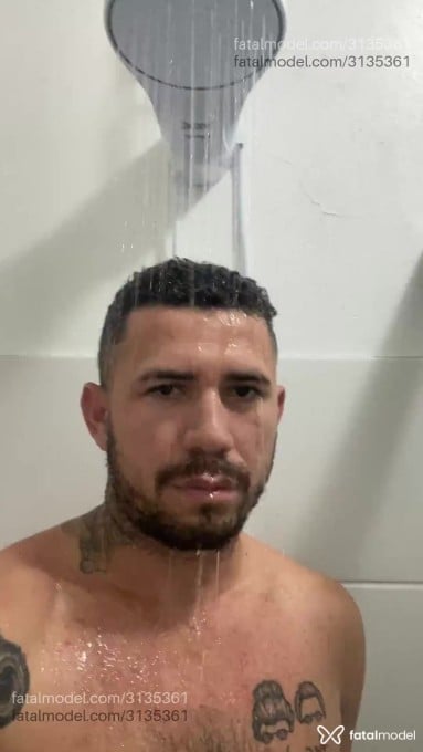 Acompanhante homem com cabelo grisalho de olhos pretos em São José - Júnior Neif