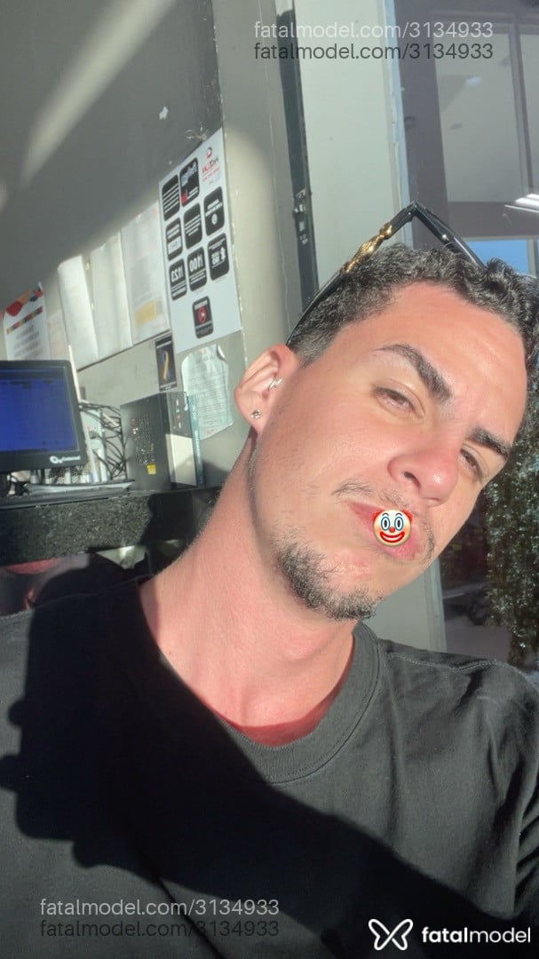 Acompanhante homem com cabelo castanho de olhos castanhos - Magoo Acompanhante homem com cabelo castanho de olhos castanhos - Magoo