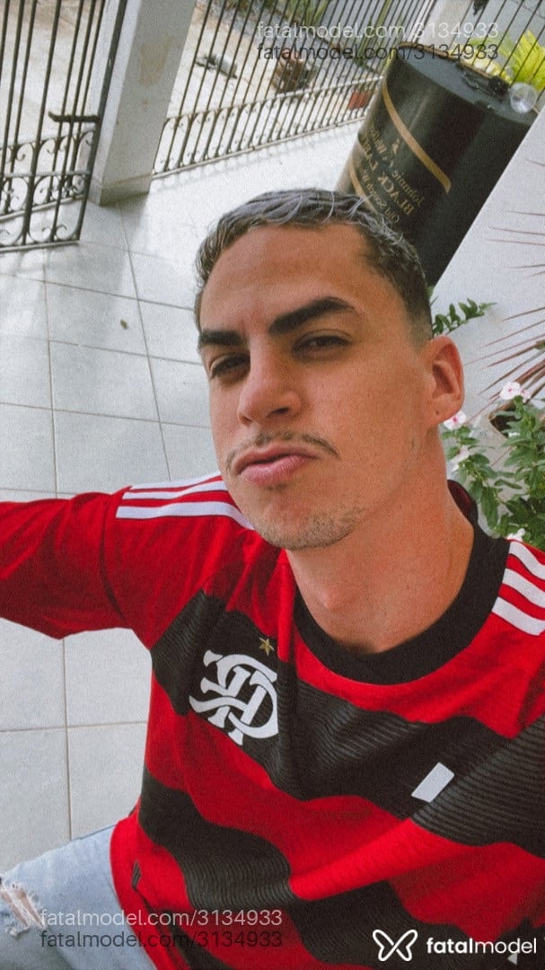 Acompanhante homem com cabelo castanho de olhos castanhos - Magoo Acompanhante homem com cabelo castanho de olhos castanhos - Magoo