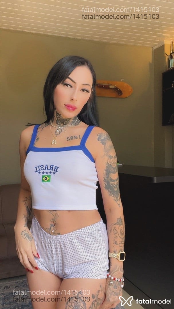 Acompanhante mulher com cabelo colorido de olhos mel em Curitiba Acompanhante mulher com cabelo colorido de olhos mel em Curitiba - Angela Amorim