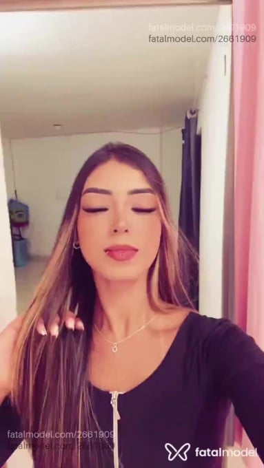 Acompanhante mulher com cabelo castanho de olhos mel - Giulia Andrade