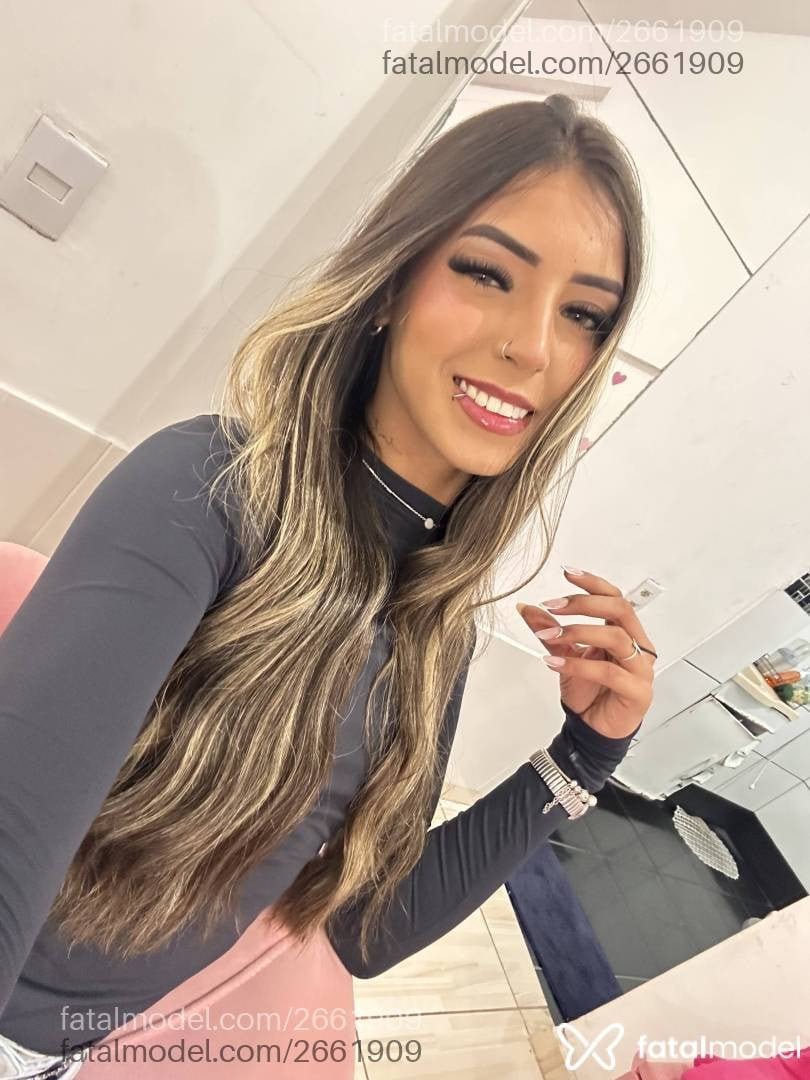 Acompanhante mulher com cabelo castanho de olhos mel - Giulia Andrade