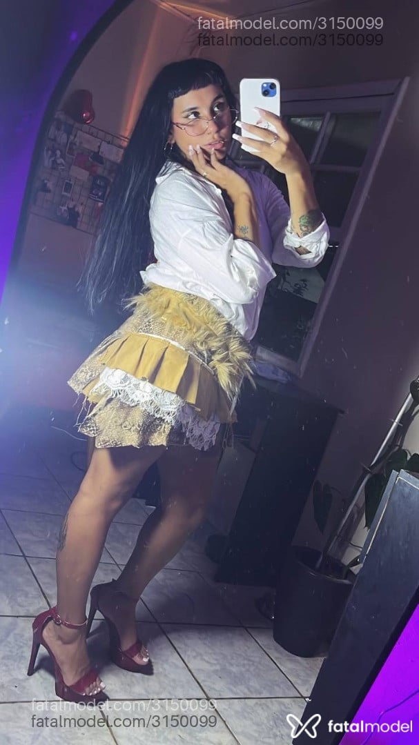 Acompanhante mulher morena (o) de olhos castanhos em São Paulo Acompanhante mulher morena (o) de olhos castanhos em São Paulo - Moli Myers Domme
