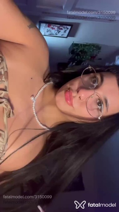 Acompanhante mulher morena (o) de olhos castanhos em São Paulo Acompanhante mulher morena (o) de olhos castanhos em São Paulo - Moli Myers Domme