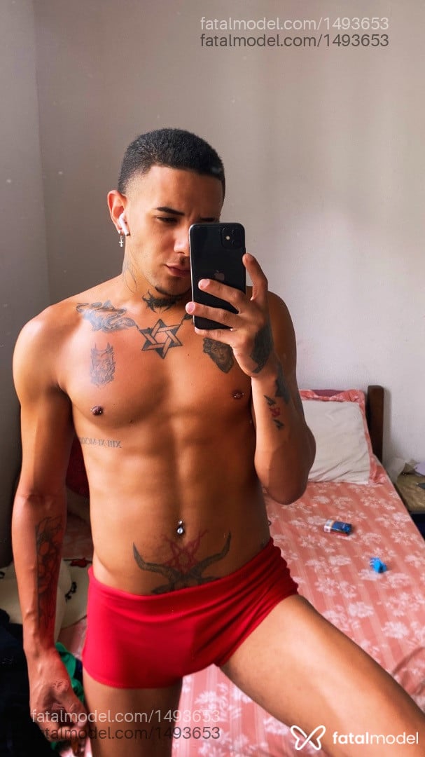 Acompanhante homem com cabelo castanho de olhos pretos em Teresópolis Acompanhante homem com cabelo castanho de olhos pretos em Teresópolis - Matteo