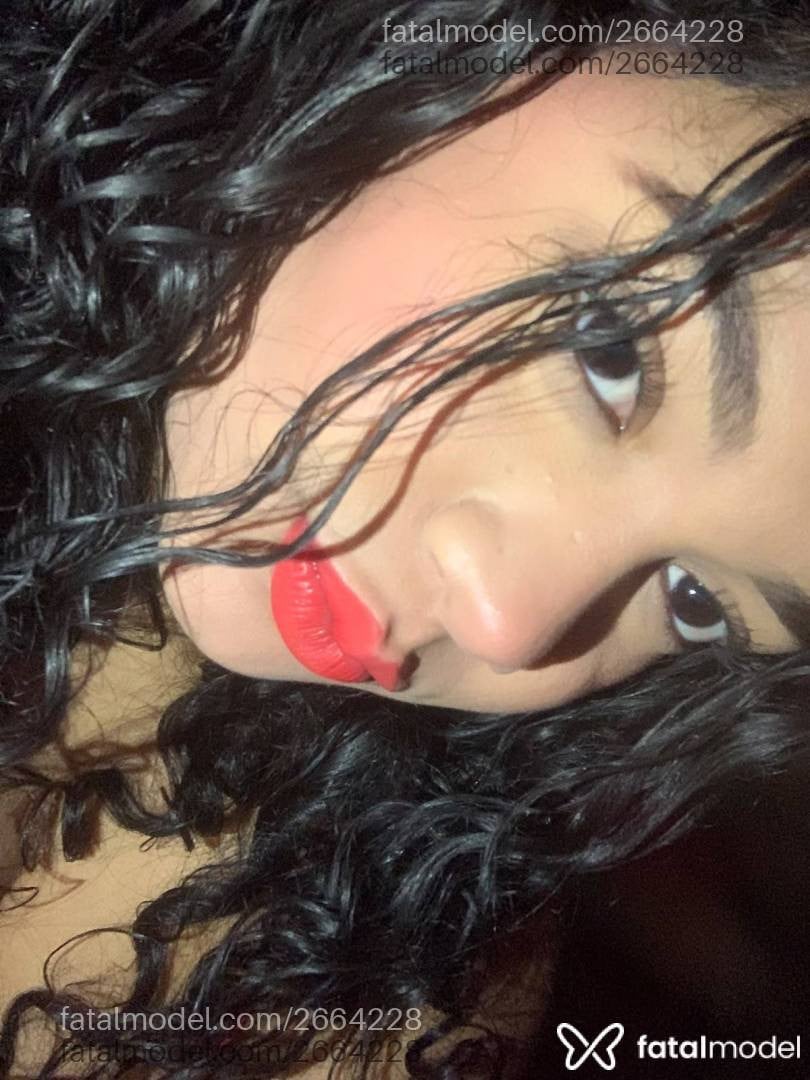 Acompanhante mulher morena (o) de olhos castanhos - Maialins