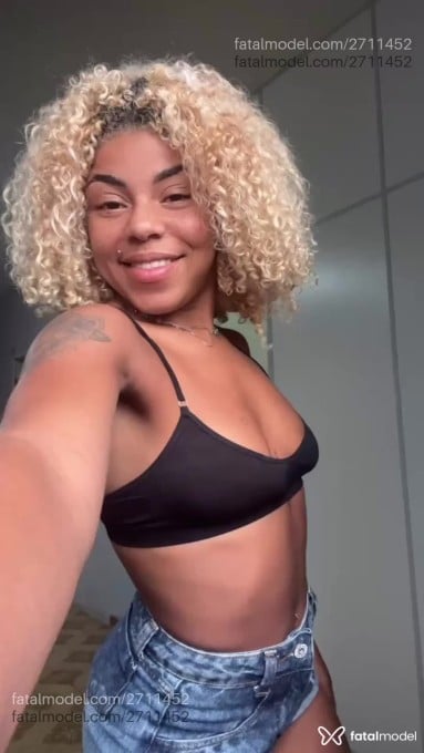 Acompanhante mulher loira (o) de olhos castanhos em Extrema - Bia Lopes