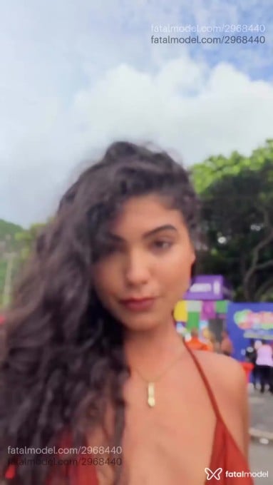 Acompanhante mulher com cabelo castanho de olhos mel - Sativa