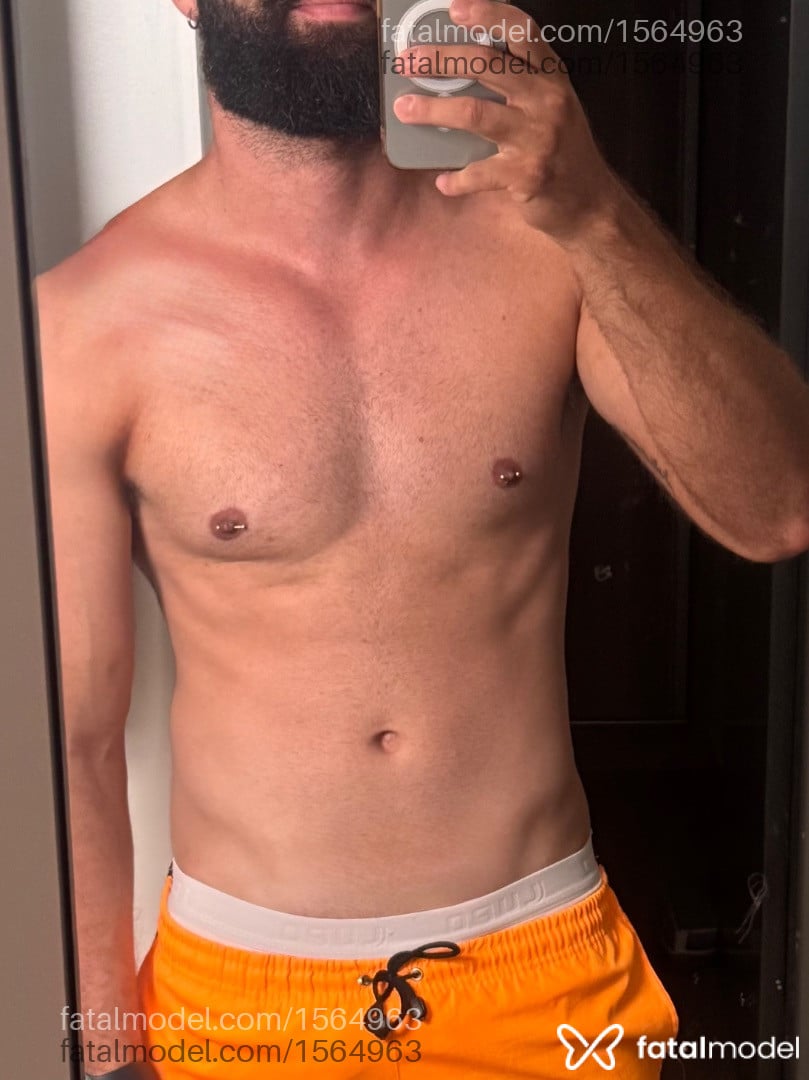Acompanhante homem com cabelo castanho de olhos castanhos em Patos de Minas Acompanhante homem com cabelo castanho de olhos castanhos em Patos de Minas - Eduardo