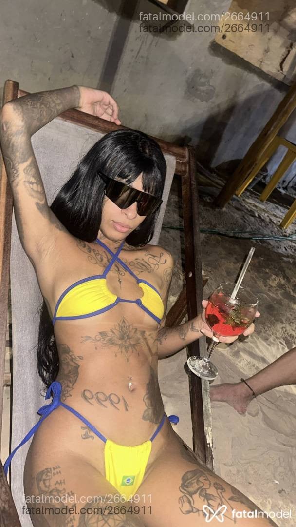 Acompanhante mulher morena (o) de olhos castanhos - Muniz