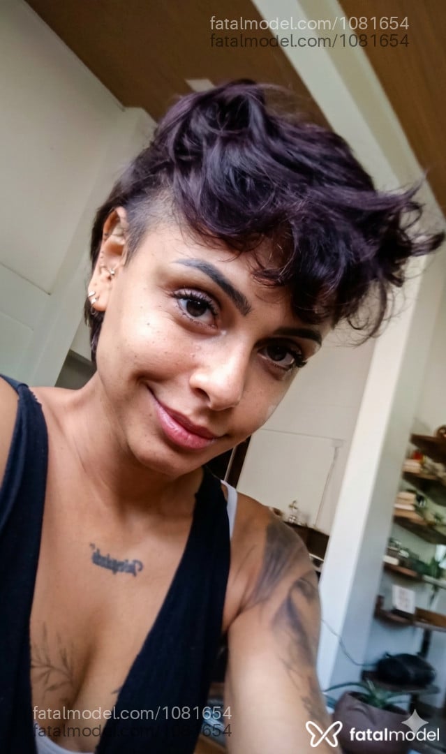 Acompanhante mulher morena (o) de olhos mel - Bruna Góis Acompanhante mulher morena (o) de olhos mel - Bruna Góis