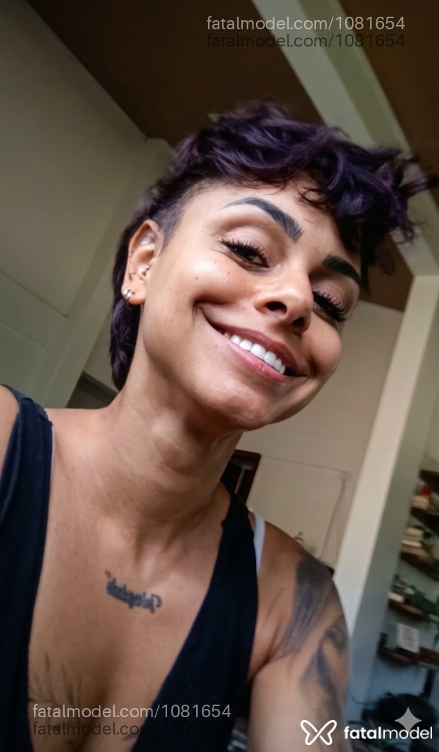 Acompanhante mulher morena (o) de olhos mel - Bruna Góis Acompanhante mulher morena (o) de olhos mel - Bruna Góis