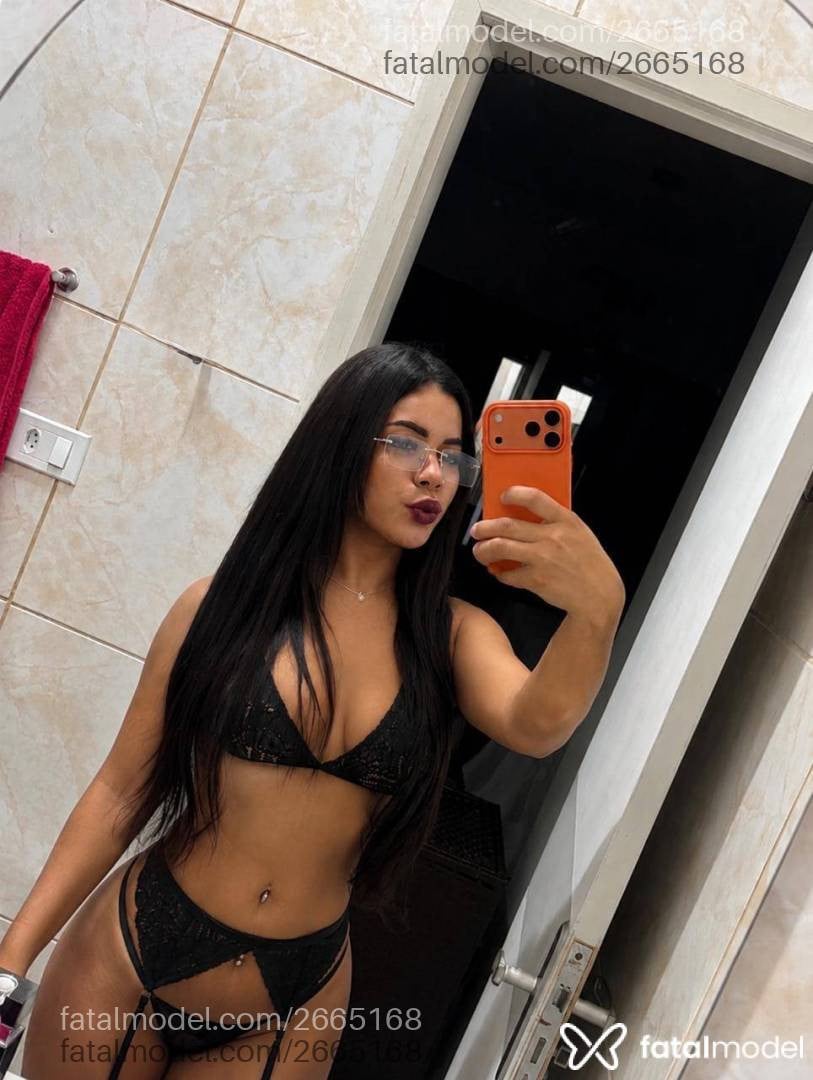 Acompanhante mulher com cabelo castanho de olhos verdes - Allice Almeida