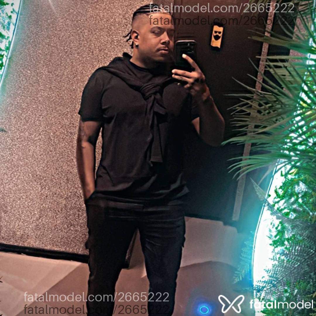 Acompanhante homem com cabelo castanho de olhos pretos em Itajaí - Denzel