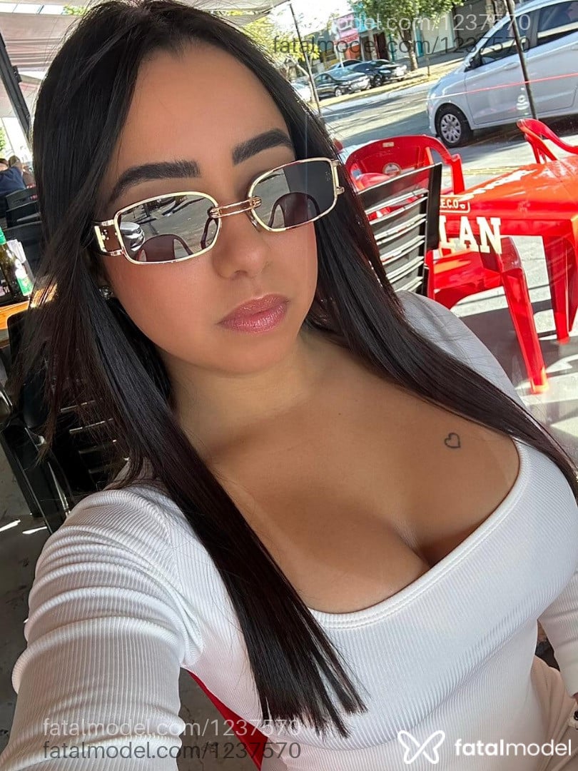 Acompanhante mulher morena (o) de olhos castanhos - Júlia Acompanhante mulher morena (o) de olhos castanhos - Júlia