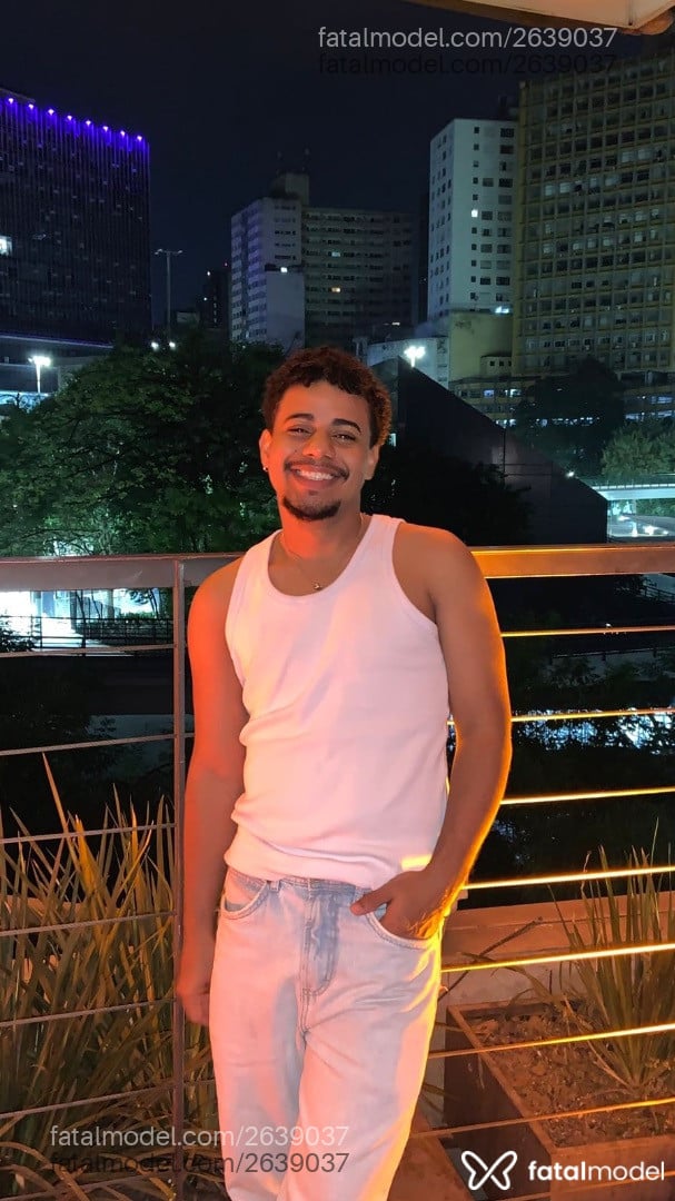 Acompanhante homem morena (o) de olhos pretos - Lorenzo