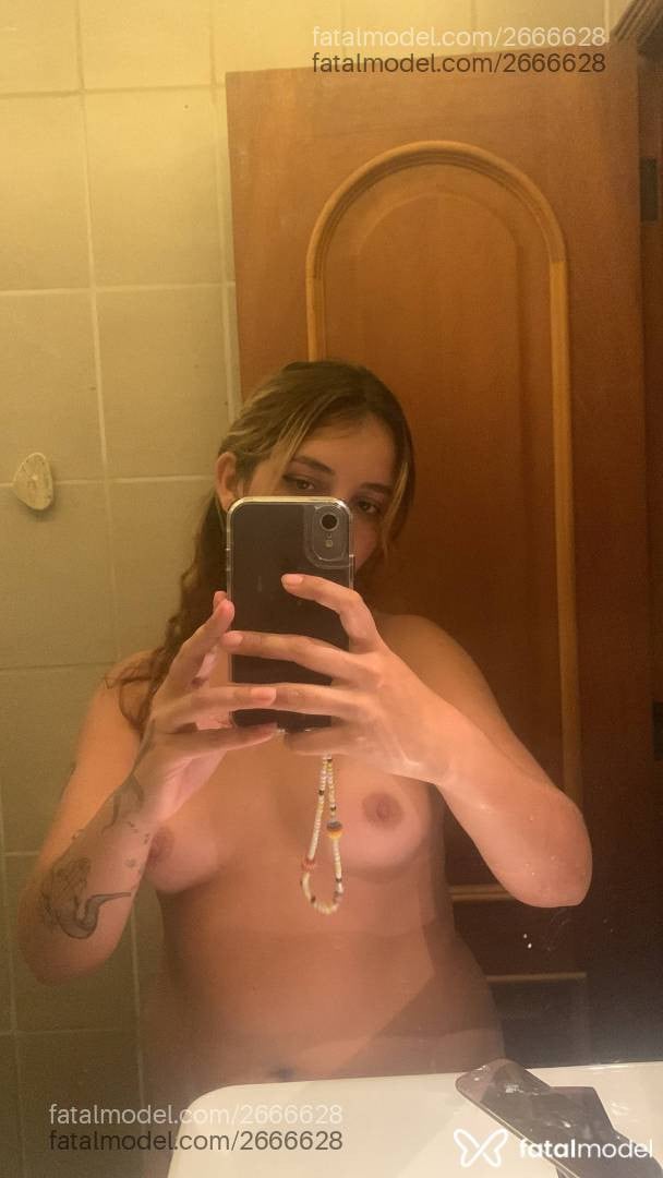 Acompanhante mulher com cabelo castanho de olhos castanhos - Agata