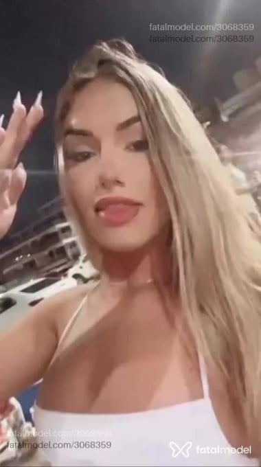 Acompanhante mulher trans loira (o) de olhos castanhos - Beatriz
