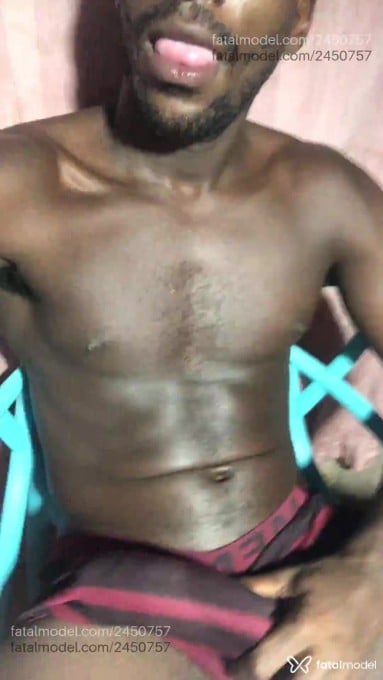 Acompanhante homem morena (o) de olhos castanhos em Macaé - Coffee Black