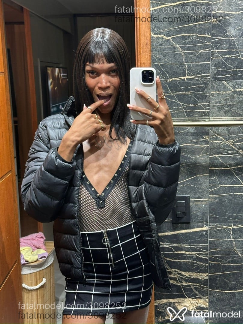 Acompanhante mulher trans com cabelo castanho de olhos castanhos em Rio de Janeiro - Maitê Phelippa