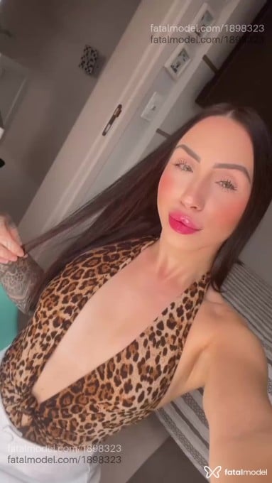 Acompanhante mulher morena (o) de olhos verdes em Curitiba Acompanhante mulher morena (o) de olhos verdes em Curitiba - Mirela Dibs