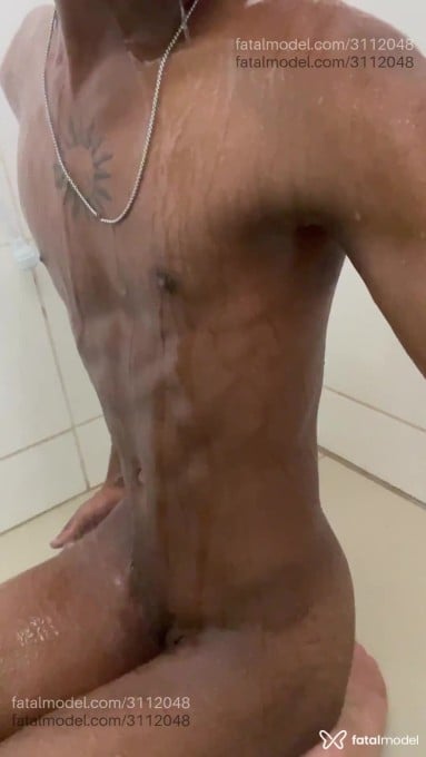 Acompanhante homem morena (o) de olhos castanhos em São José - Luidd