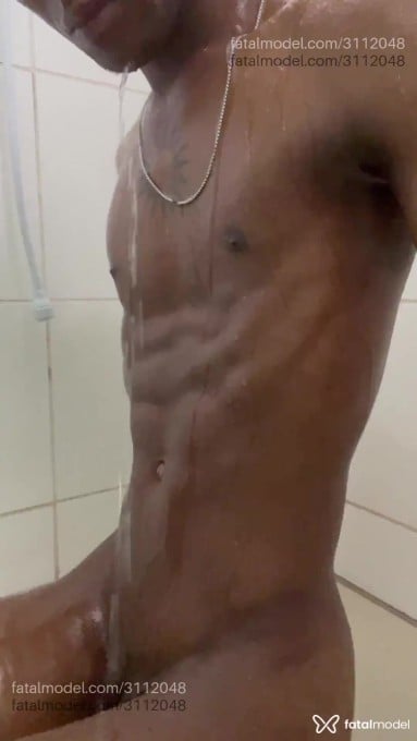 Acompanhante homem morena (o) de olhos castanhos em São José - Luidd