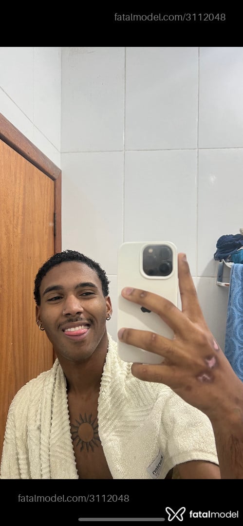 Acompanhante homem morena (o) de olhos castanhos em São José - Luidd
